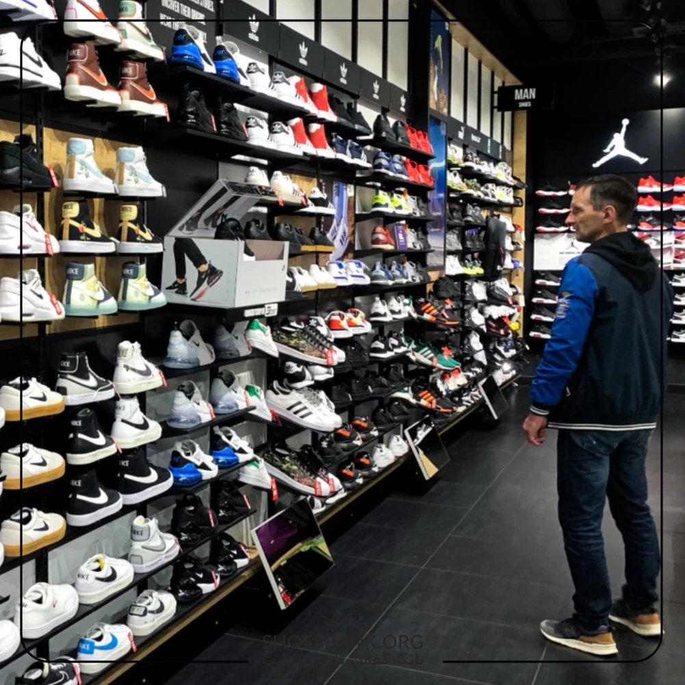 فروشگاه‌های بزرگ گزینه‌ای عالی برای خرید کفش های مردانه هستند